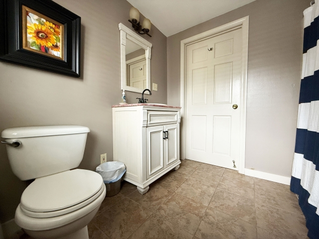 Bathroom with tub/shower