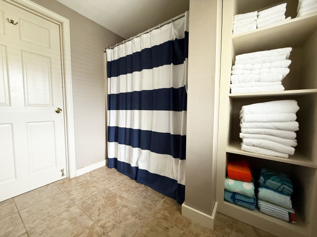 Bathroom with tub/shower