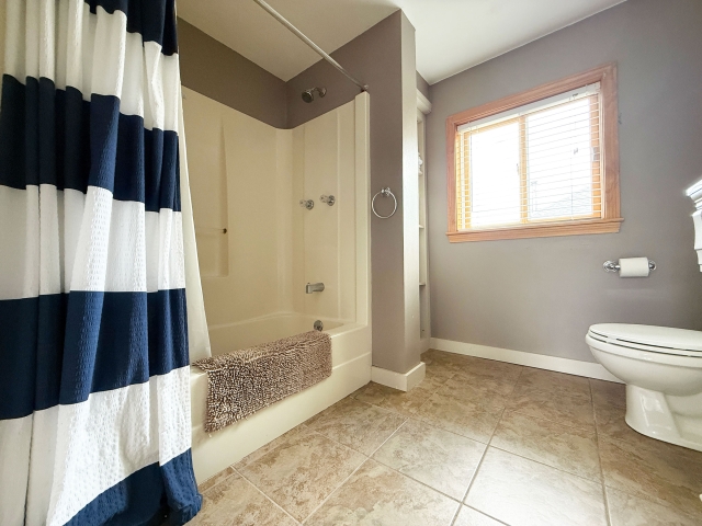Bathroom with tub/shower