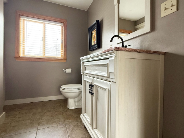 Bathroom with tub/shower