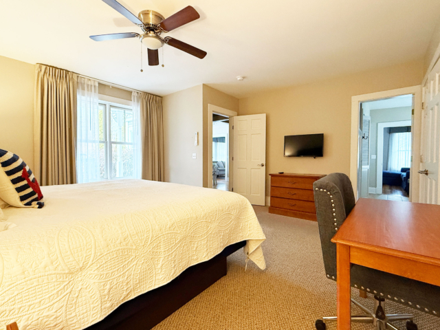 1st floor king bedroom