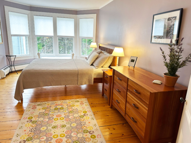 Queen and twin bedroom