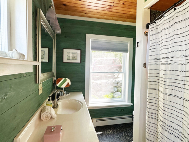 Master queen bathroom