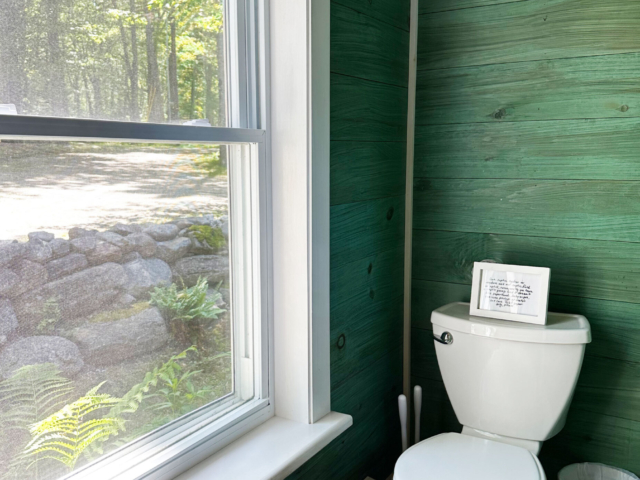 Master queen bathroom