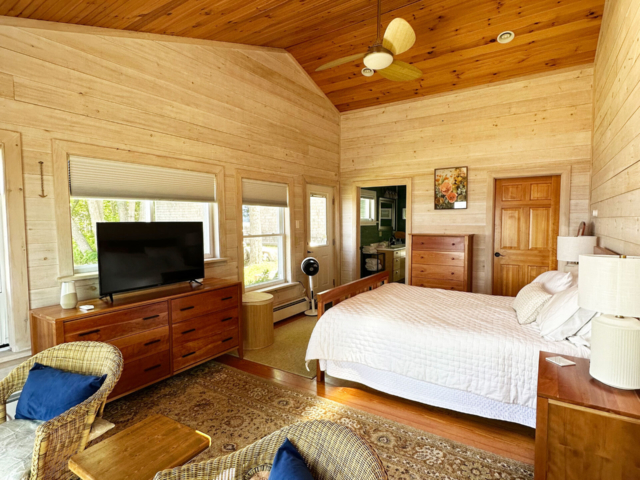 Master queen bedroom