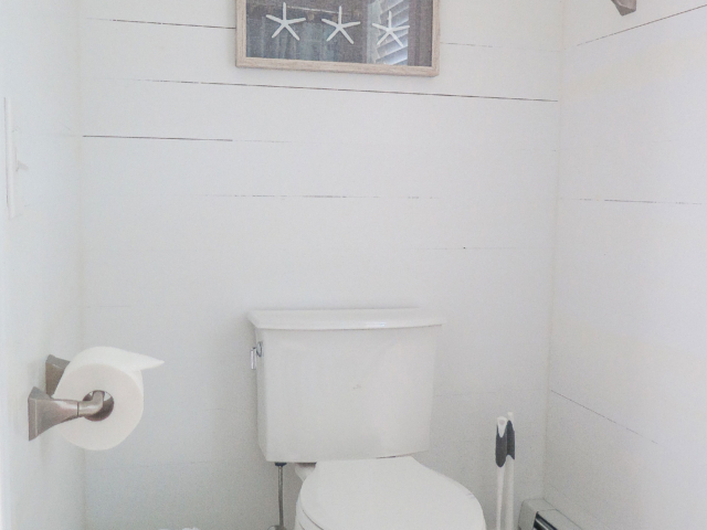Bathroom, front building, 1st floor