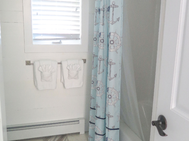 Bathroom, front building, 1st floor