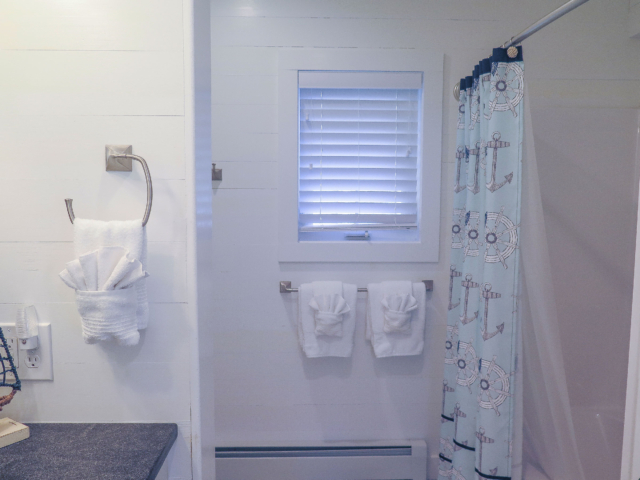Bathroom, front building, 1st floor
