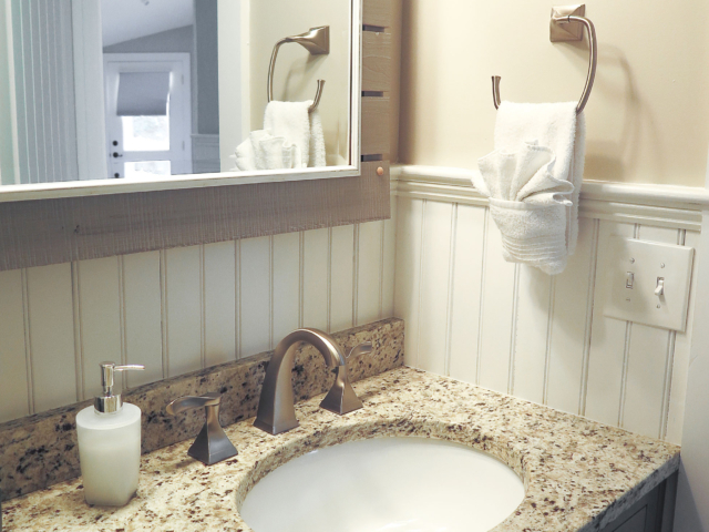 Master bathroom (king bedroom), front building