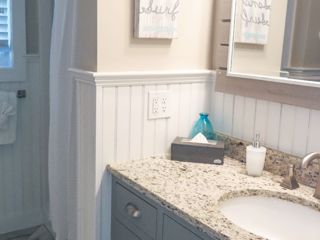 Master bathroom (king bedroom), front building