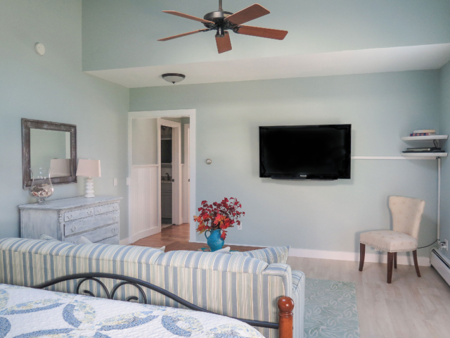 Master king bedroom, front building