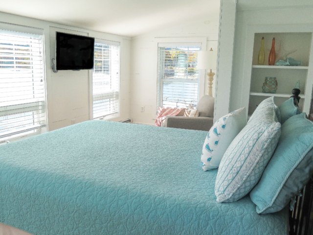 First queen bedroom, front building