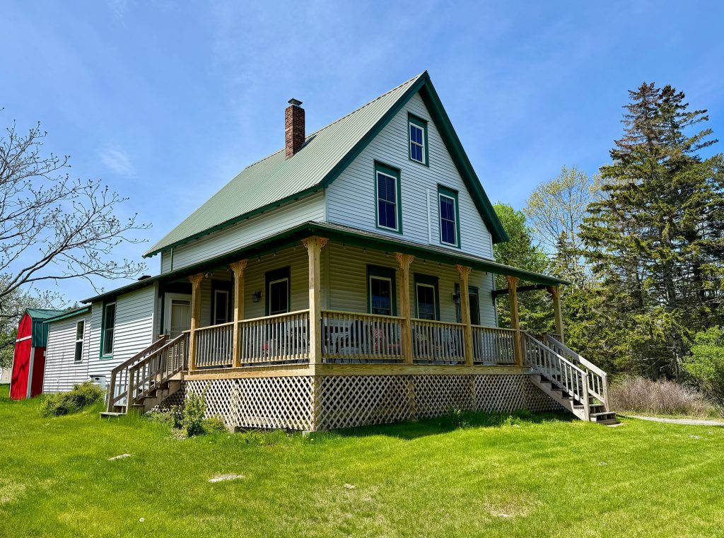 Adorable farmhouse cottage!