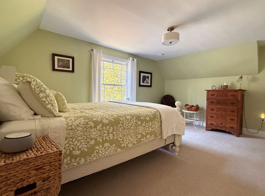 Queen bedroom