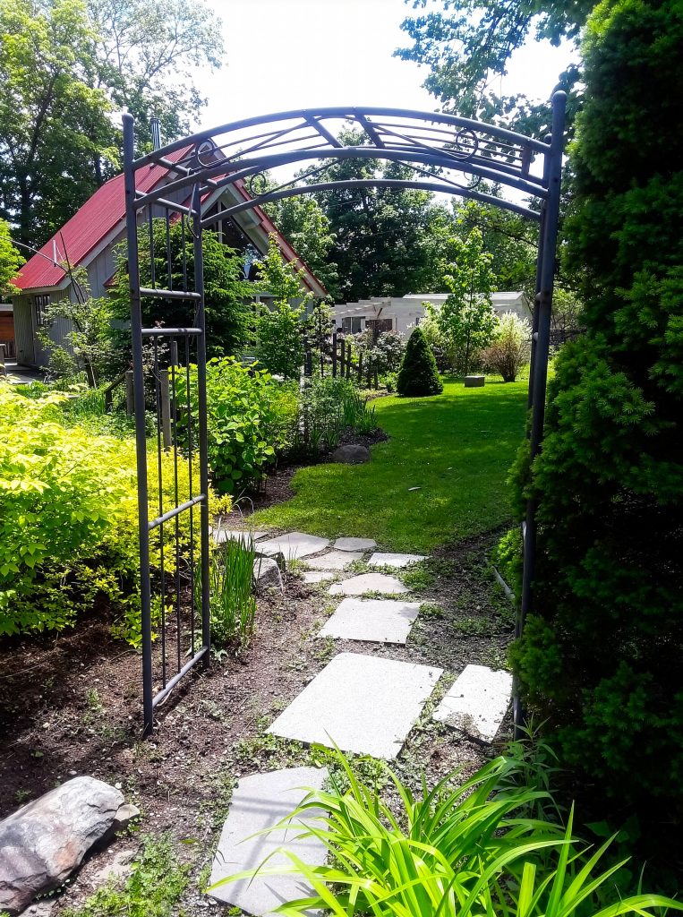 Adorable in-town cabin with lovely grounds!