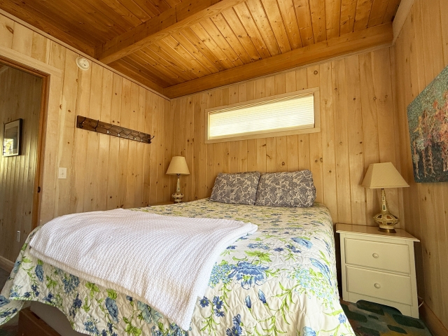 Queen bedroom, first floor