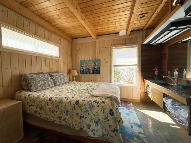 Queen bedroom, first floor