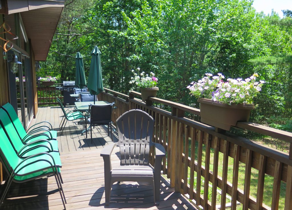 Honeybee Chalet — Deck