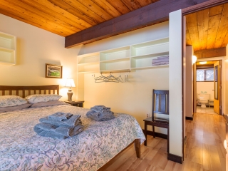HBC-queen2b Honeybee Chalet