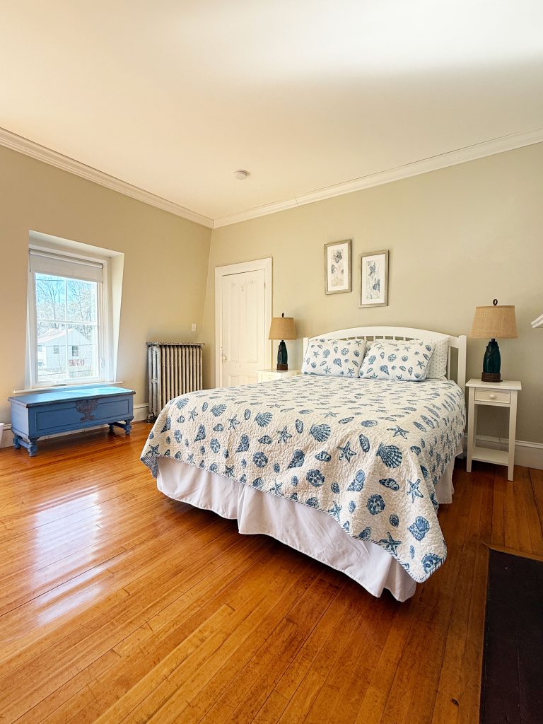 Queen bedroom