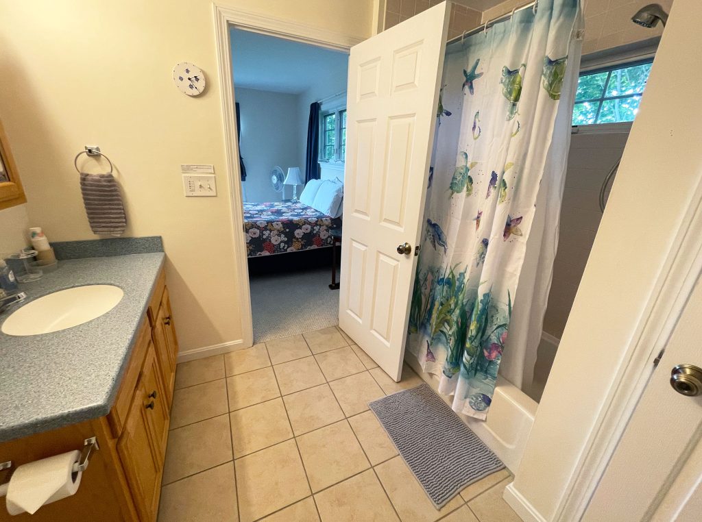 Queen bedroom bathroom