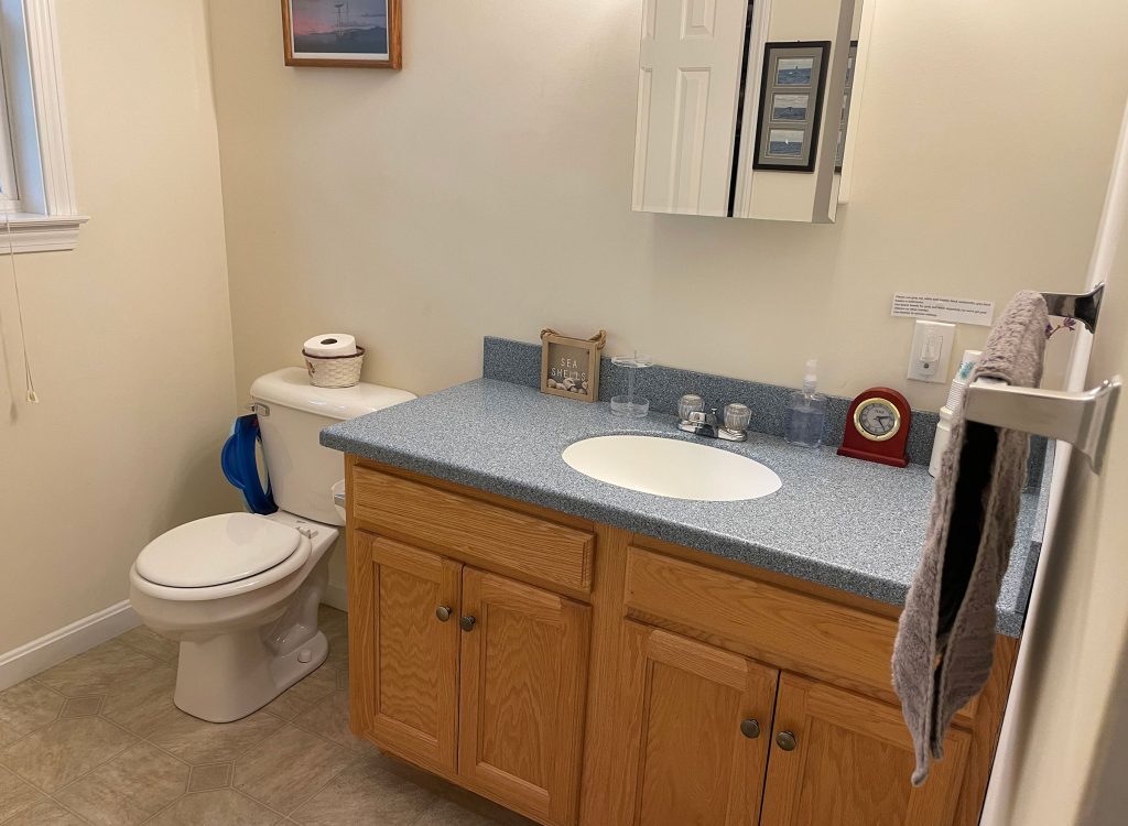 Queen bedroom bathroom