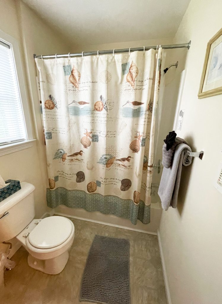 1st queen bedroom en suite bath