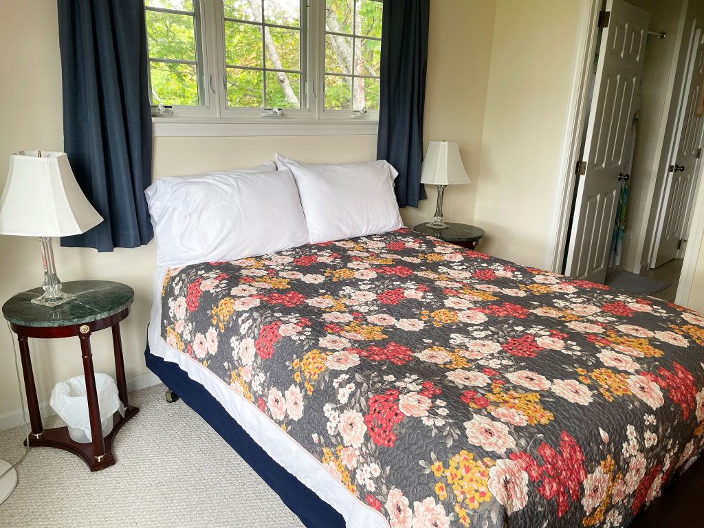 1st queen bedroom (with en suite bath), upper floor