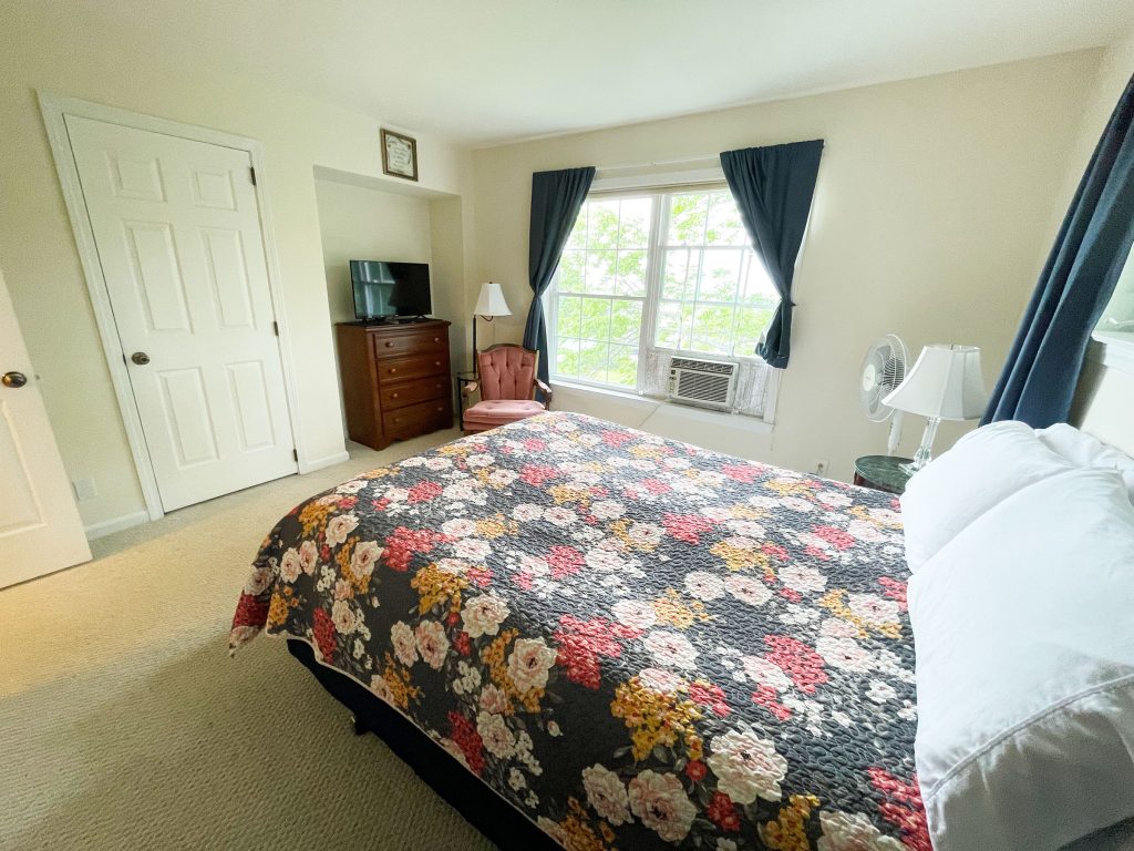 1st queen bedroom (with en suite bath), upper floor