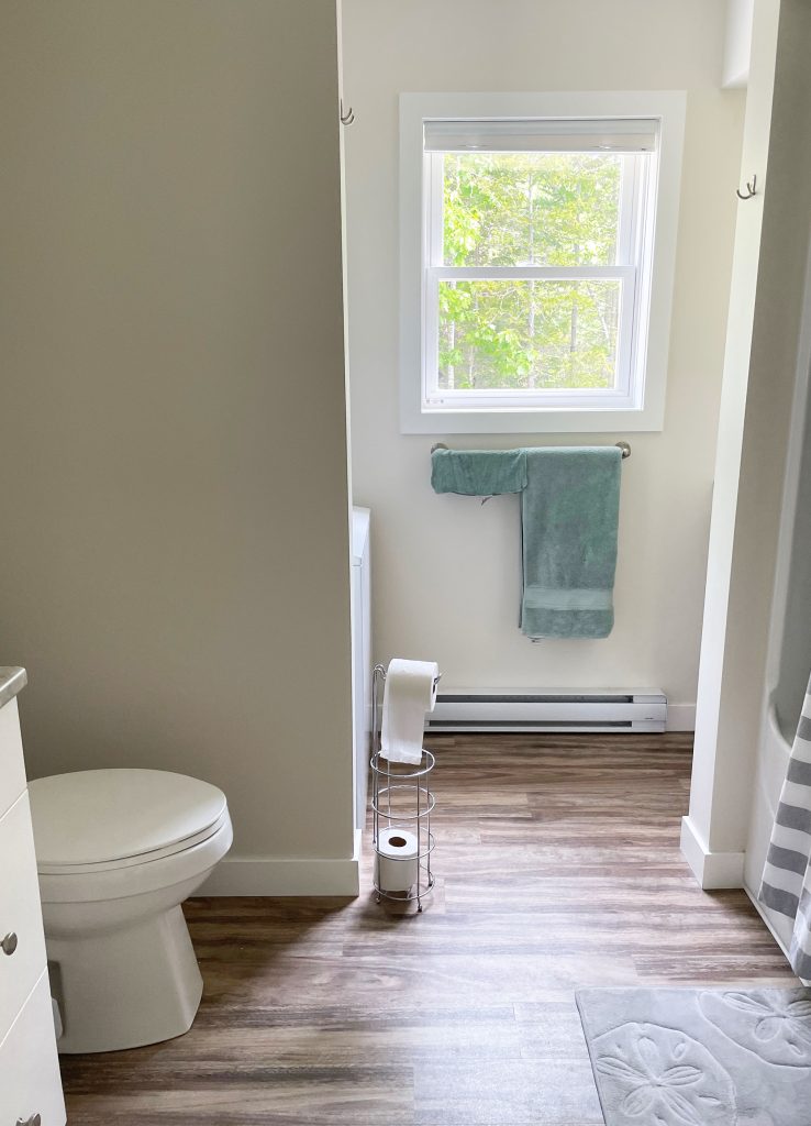 OR-bath1c First floor bath and laundry (shower and tub)