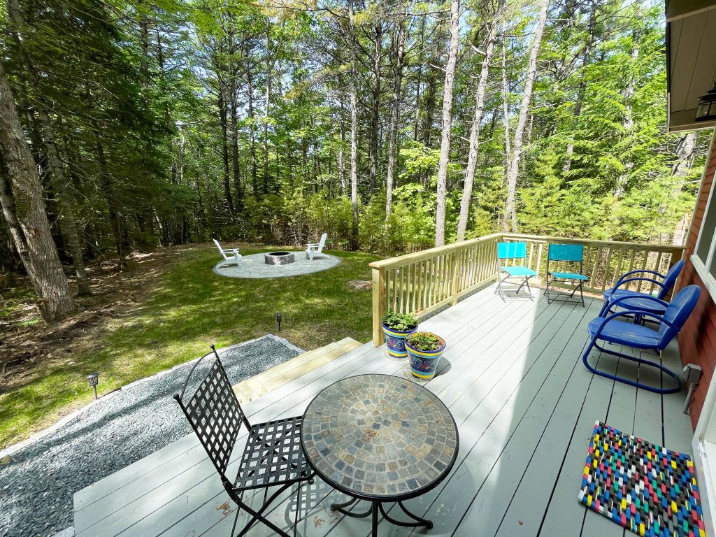 Red Fern Cottage — Deck yard