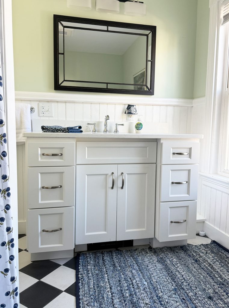 2nd floor bathroom (tub/shower combo)