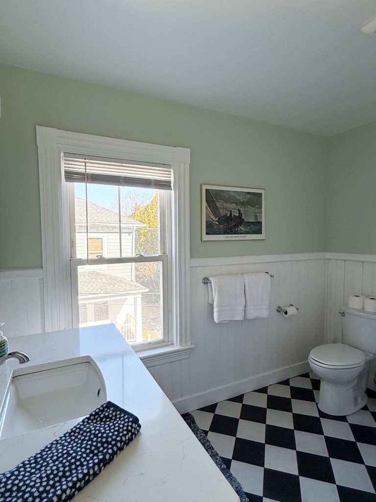 2nd floor bathroom (tub/shower combo)