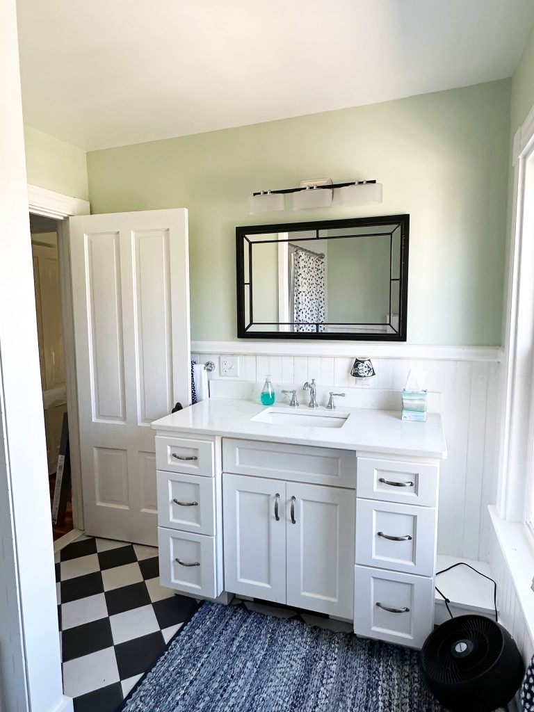 2nd floor bathroom (tub/shower combo)