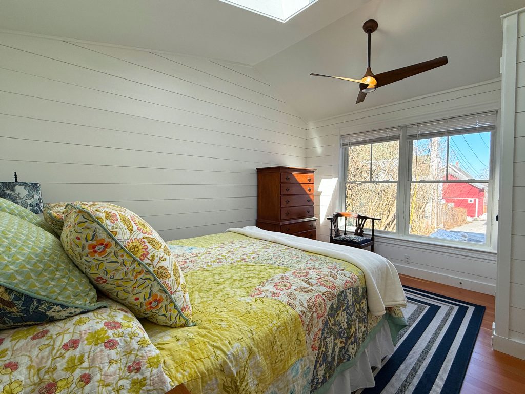 1st floor queen bedroom