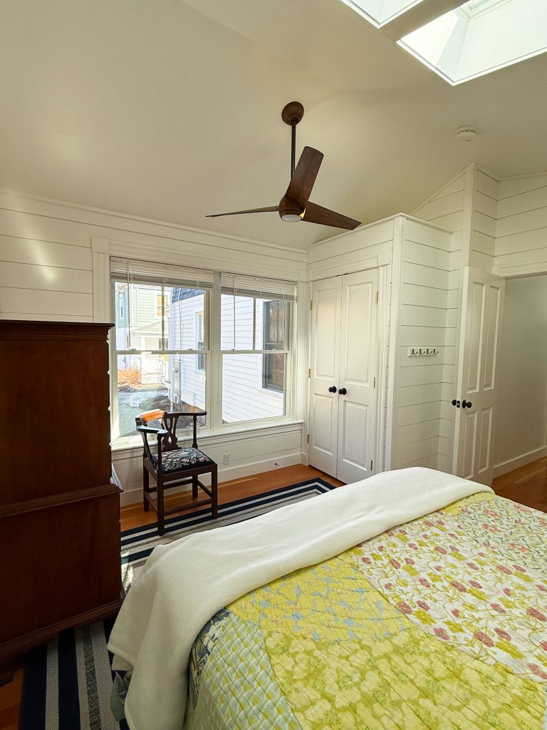1st floor queen bedroom