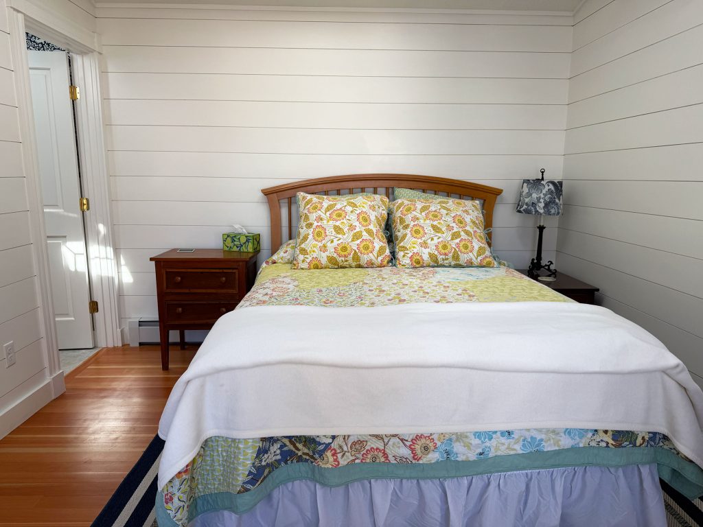 1st floor queen bedroom