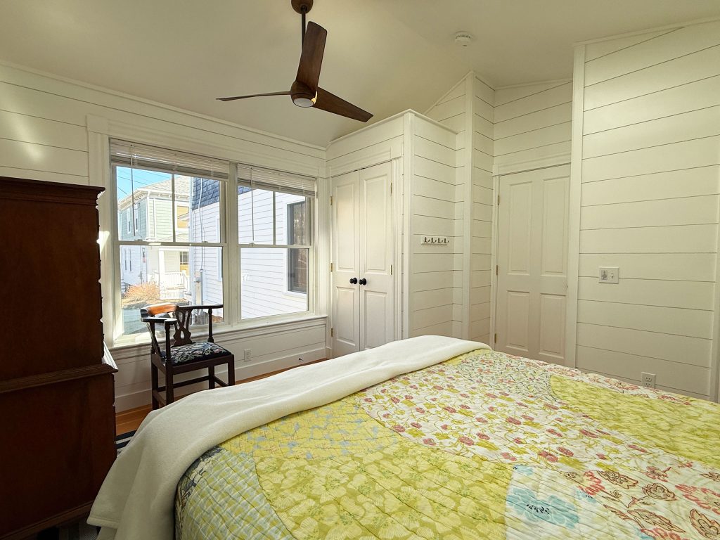 1st floor queen bedroom