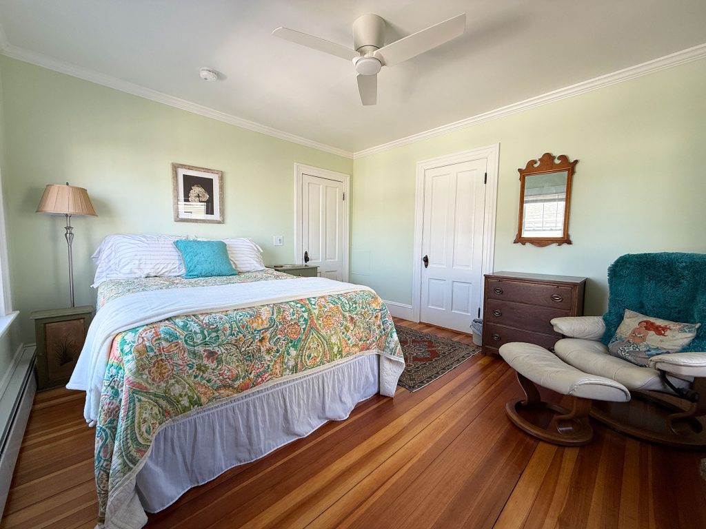 2nd floor queen bedroom