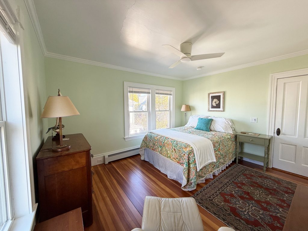 2nd floor queen bedroom