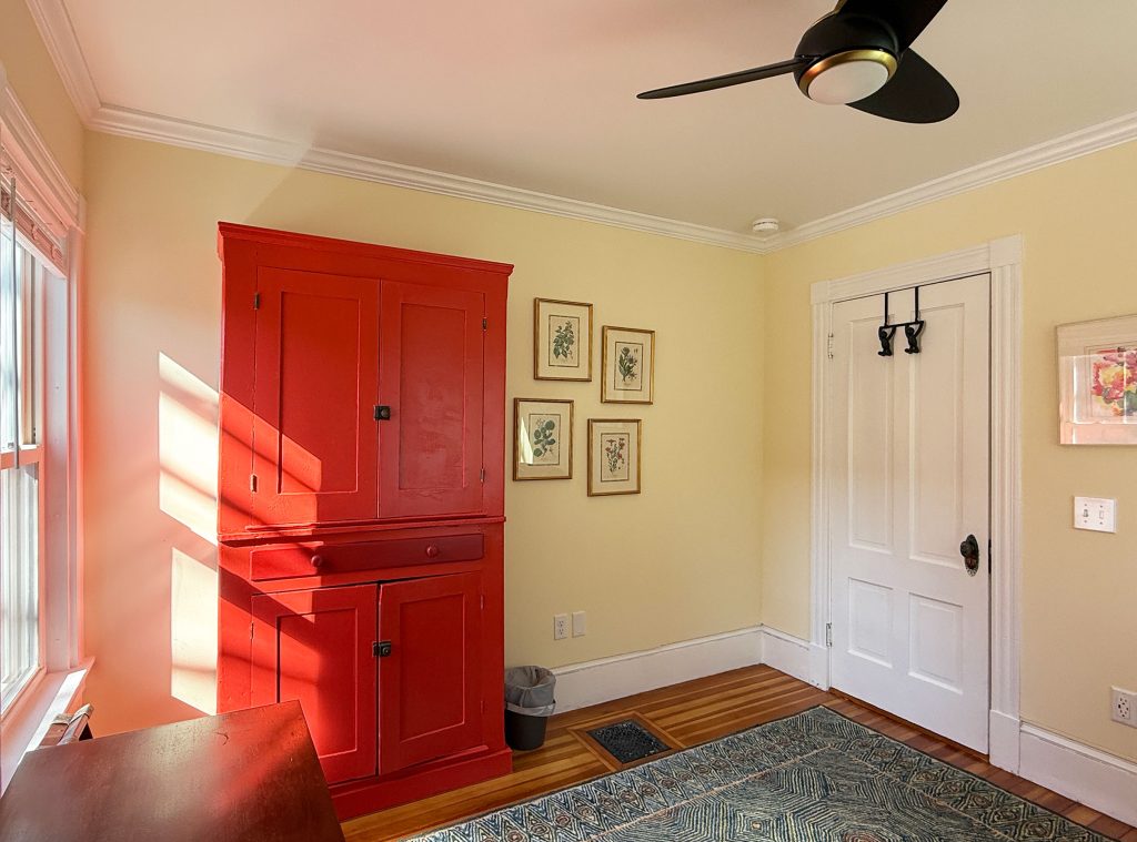 Twins bedroom (twin bed with pull out trundle bed)