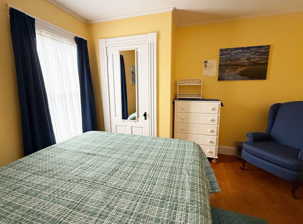 Queen bedroom