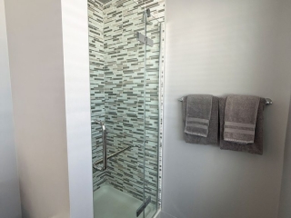 Queen bedroom bathroom