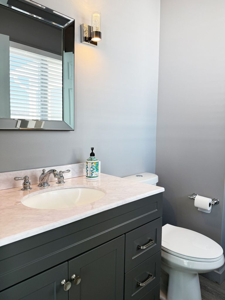 Queen bedroom bathroom