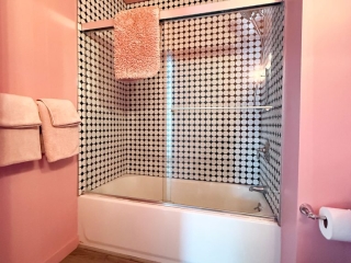 Bathroom with tub/shower