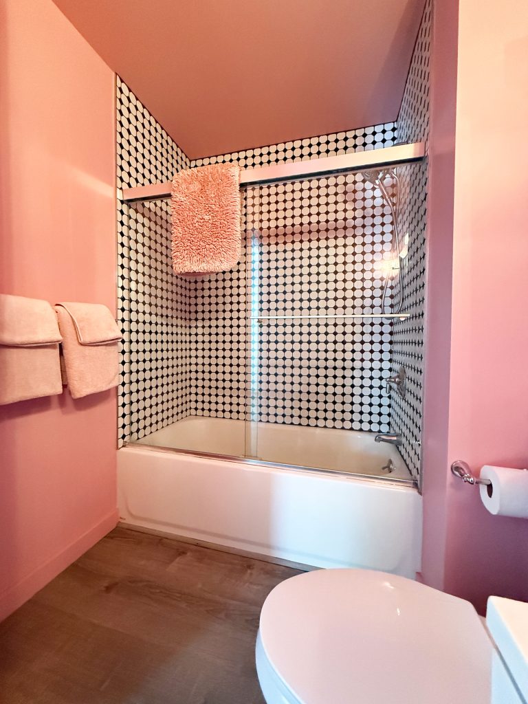 Bathroom with tub/shower