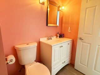 Bathroom with tub/shower