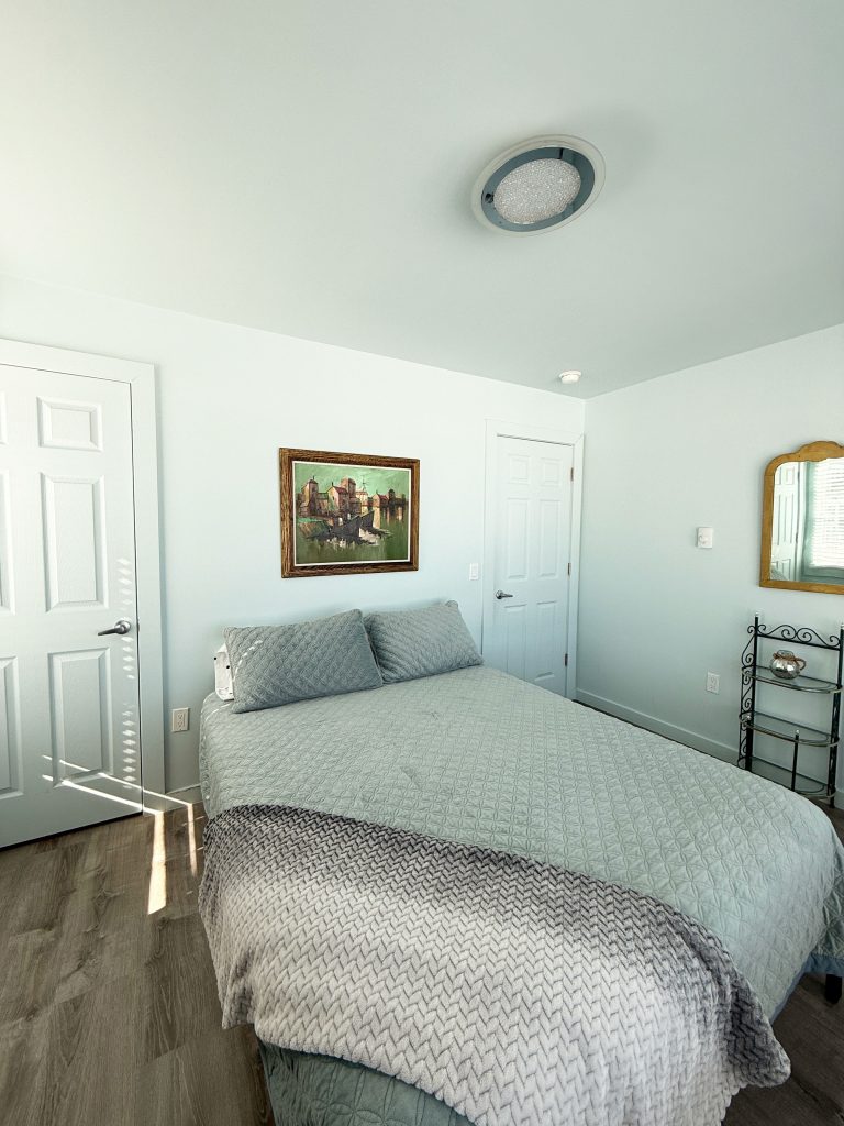 Master queen bathroom