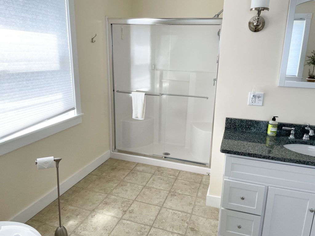 SD-king3-bath1 Starboard