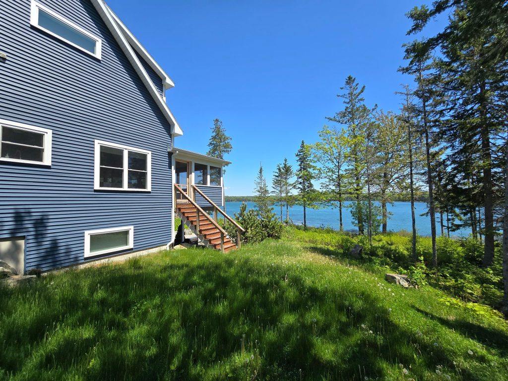 Side of cottage/Screened porch entrance